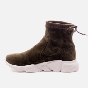 Chunky flat boots in white