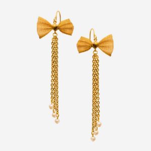 Earrings in linked sleek and textured circles in gold tone